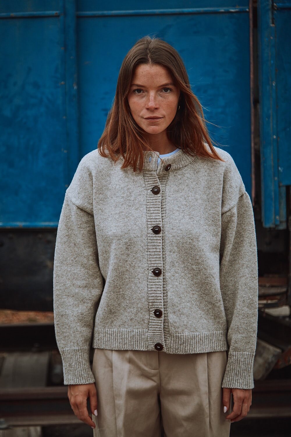 SANDRA Funnel-Neck Cardigan in Merino Wool - Beige. 100% cruelty- free and sustainable knitwear - L'envers